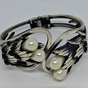 * Vintage Giovanni Faux Pearl Clamper Bracelet